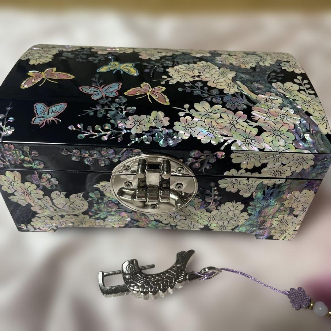 漆器 蝶と花の装飾 収納ボックス