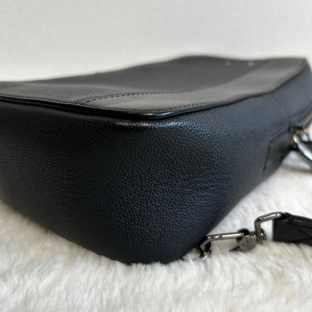 美品　\" BALLY \" Mythos シボ革　スリングバッグ ボディバッグ