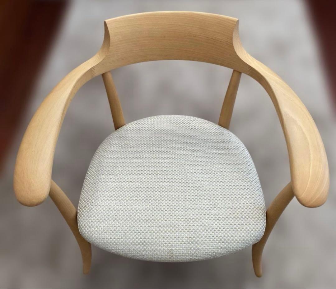 飛騨産業 クレセント(CRESCENT) 木製アームチェア 白色の布張り