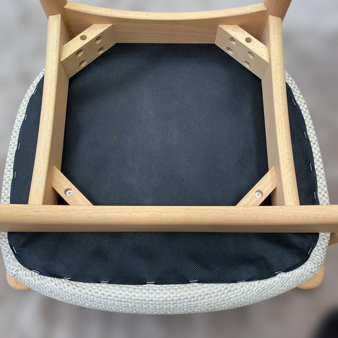 飛騨産業 クレセント(CRESCENT) 木製アームチェア 白色の布張り