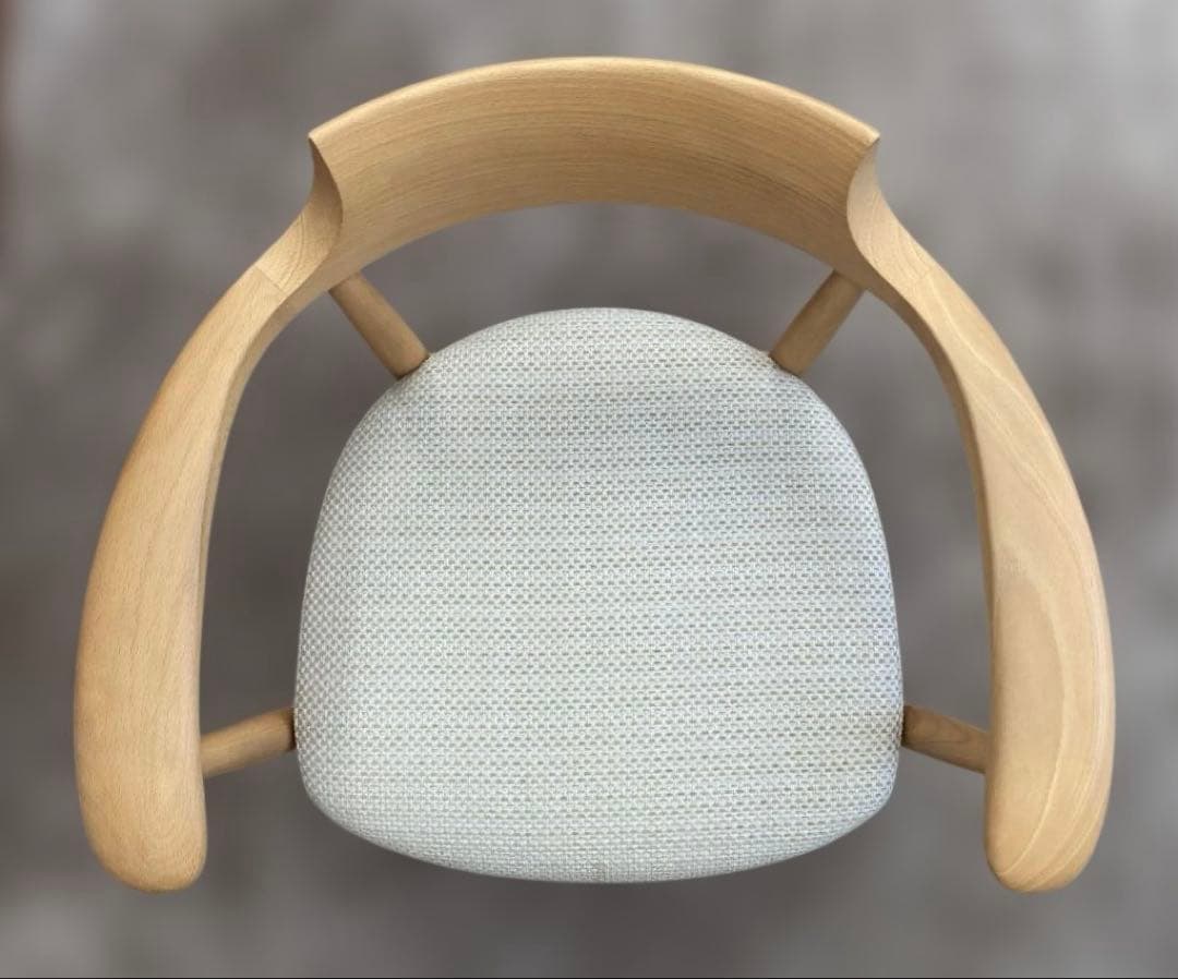 飛騨産業 クレセント(CRESCENT) 木製アームチェア 白色の布張り