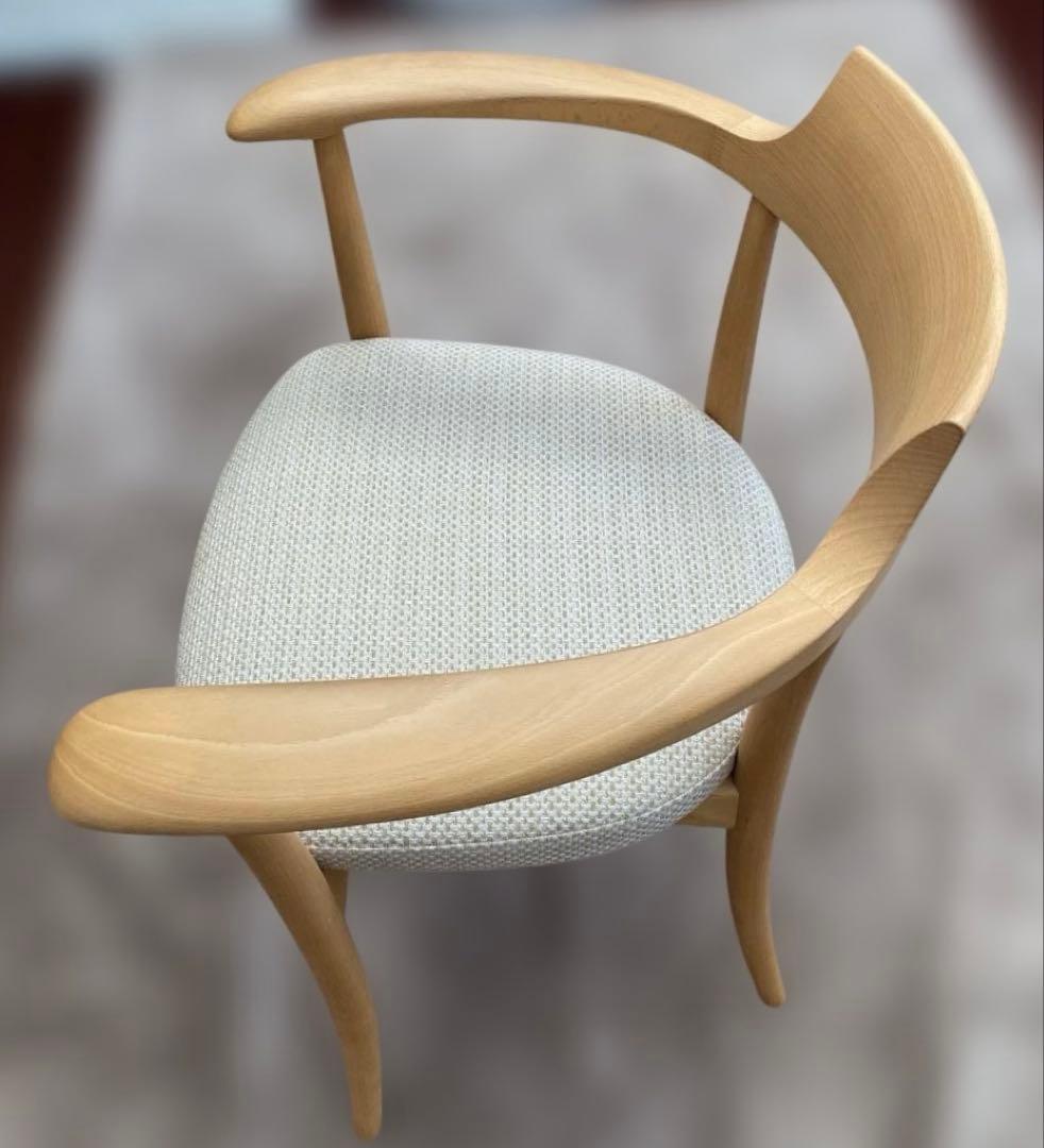 飛騨産業 クレセント(CRESCENT) 木製アームチェア 白色の布張り