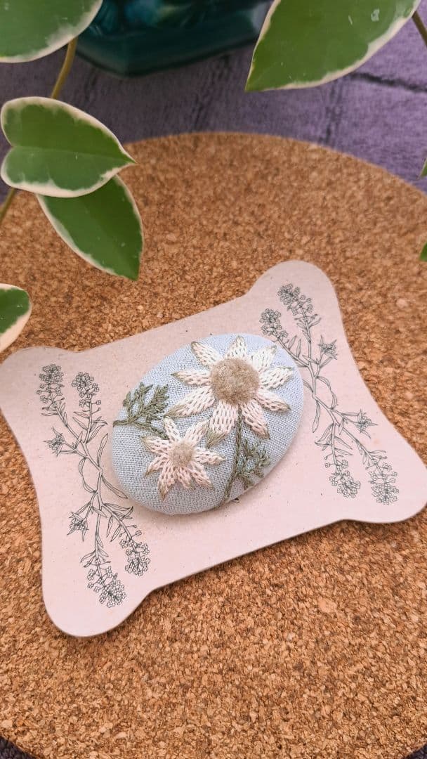 【専用】ハンドメイド　刺繍ブローチ　ヘアゴム