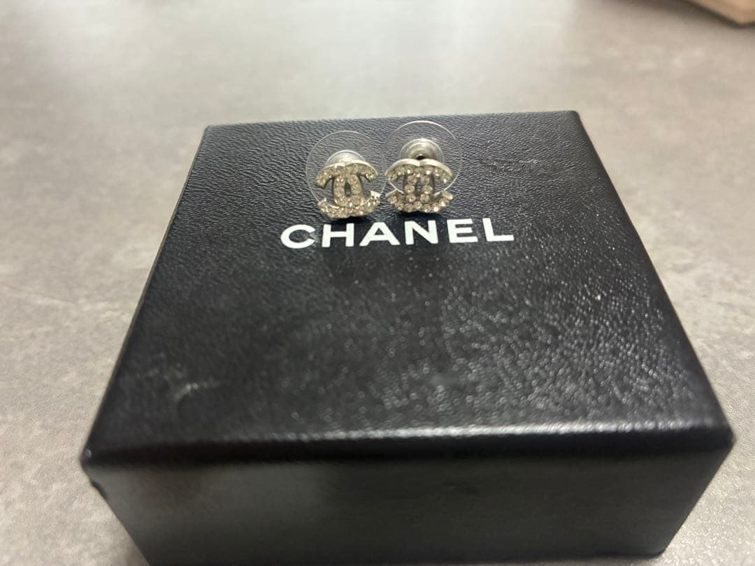 CHANEL シルバー ロゴ ピアス