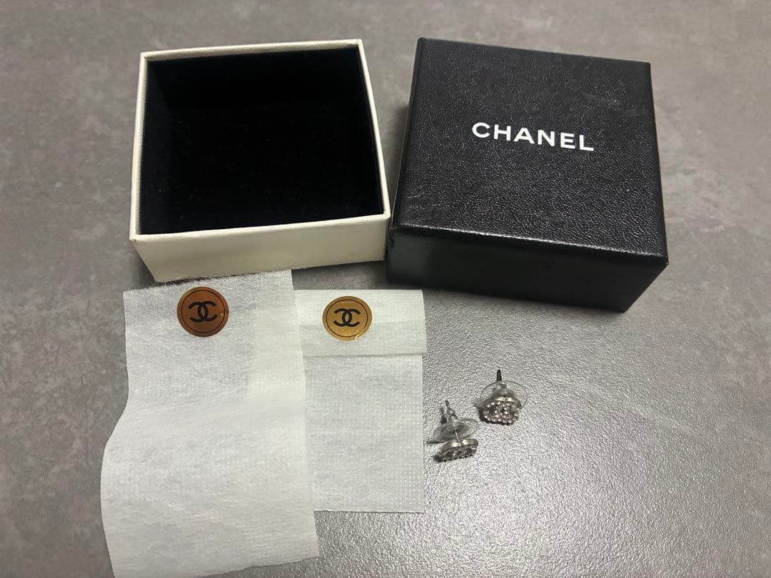CHANEL シルバー ロゴ ピアス