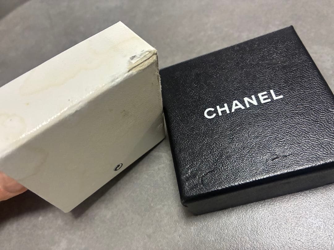 CHANEL シルバー ロゴ ピアス