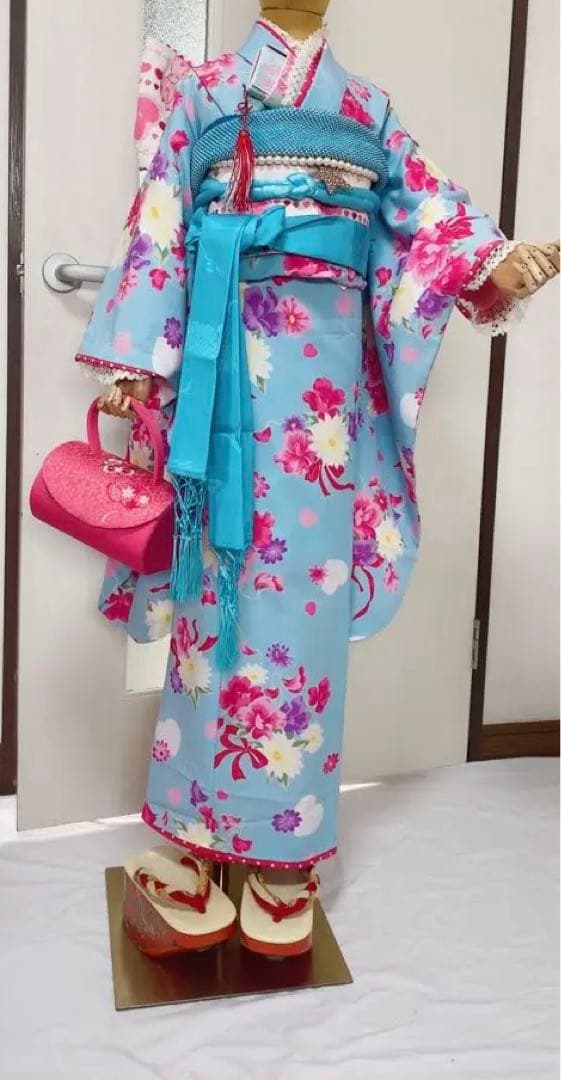 水色花柄着物とピンクバッグ