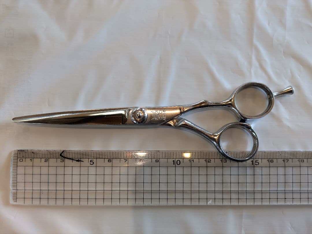 カットシザー、アコス