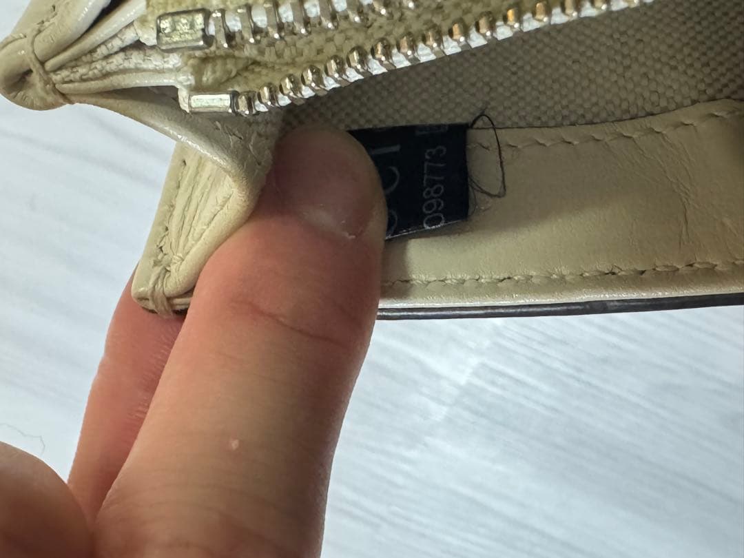 GUCCI メッセンジャーバッグ GGエンボス レザー アイボリー