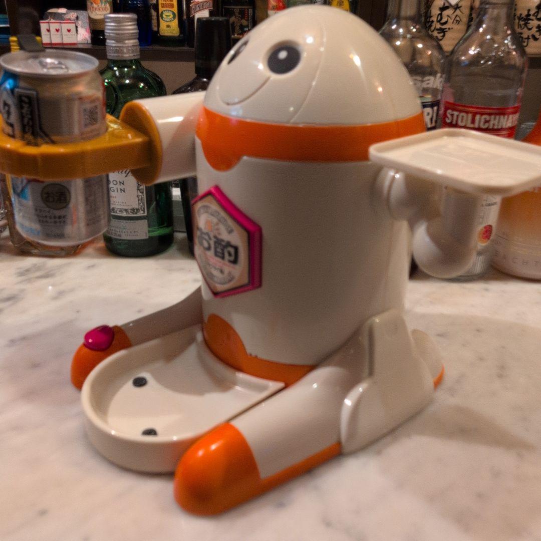 お酒をお酌するロボット （シャクライ君）