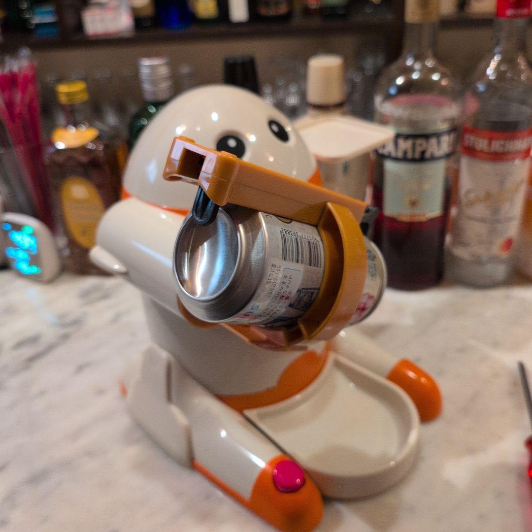 お酒をお酌するロボット （シャクライ君）