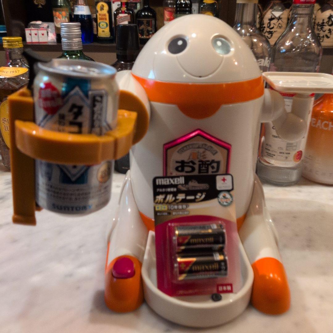 お酒をお酌するロボット （シャクライ君）