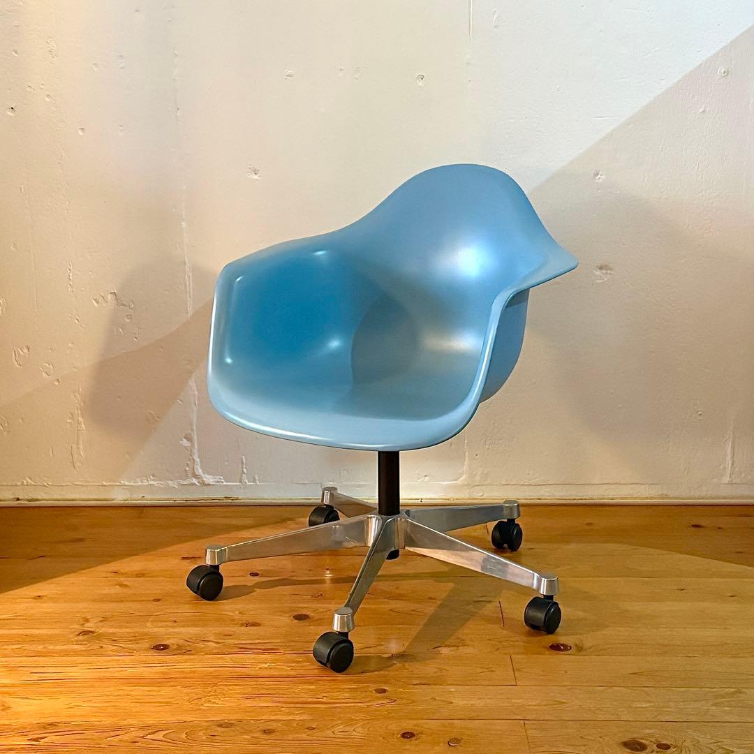 Vitra イームズ アームシェルチェア　４キャスターベース 昇降機能付き