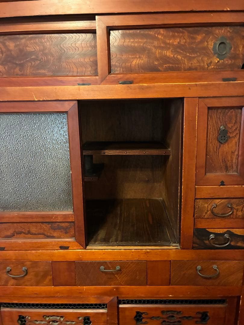 昭和レトロな趣たっぷりの「アンティーク茶箪笥」