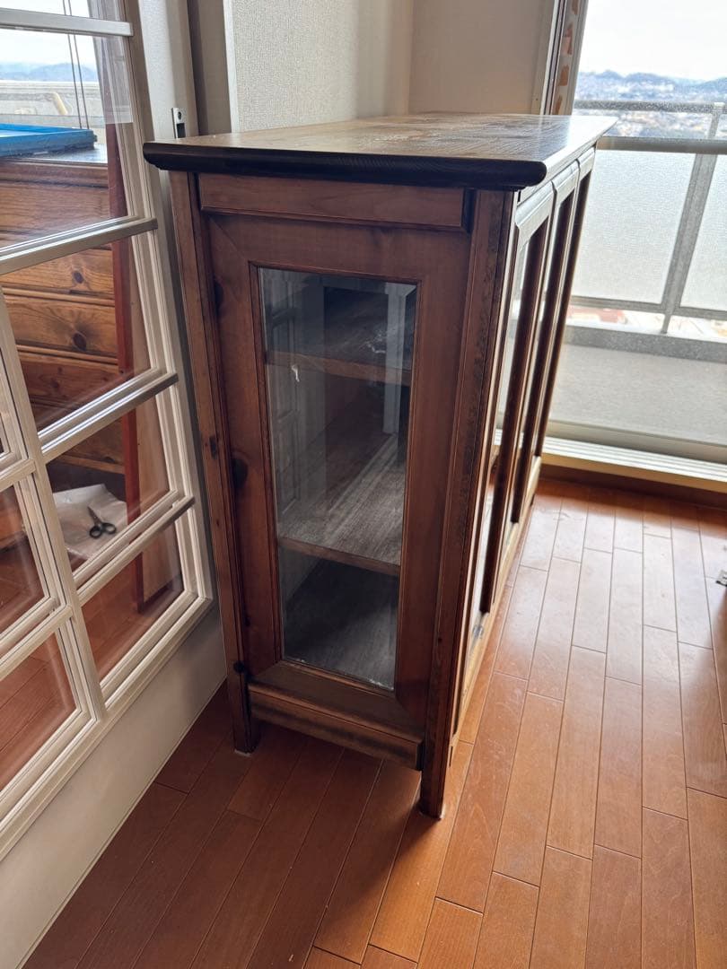 ☆アンティーク木目調ラック ガラス扉付き 収納棚