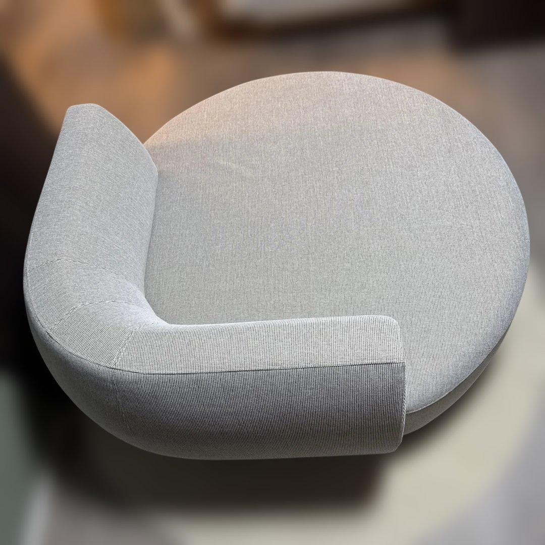 モデルルーム展示品。グレー 円形ソファ W137cm 定価は20万