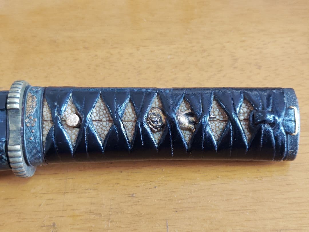 江戸期　黒漆塗鞘短刀拵、魚々子地縁頭金色絵、 虎図目貫、革巻き柄