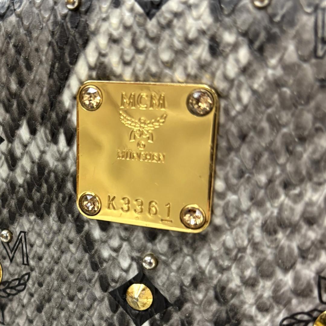 【希少】☆極美品☆ MCM　パイソン柄リュック　スタッズ付　ヴィセトス