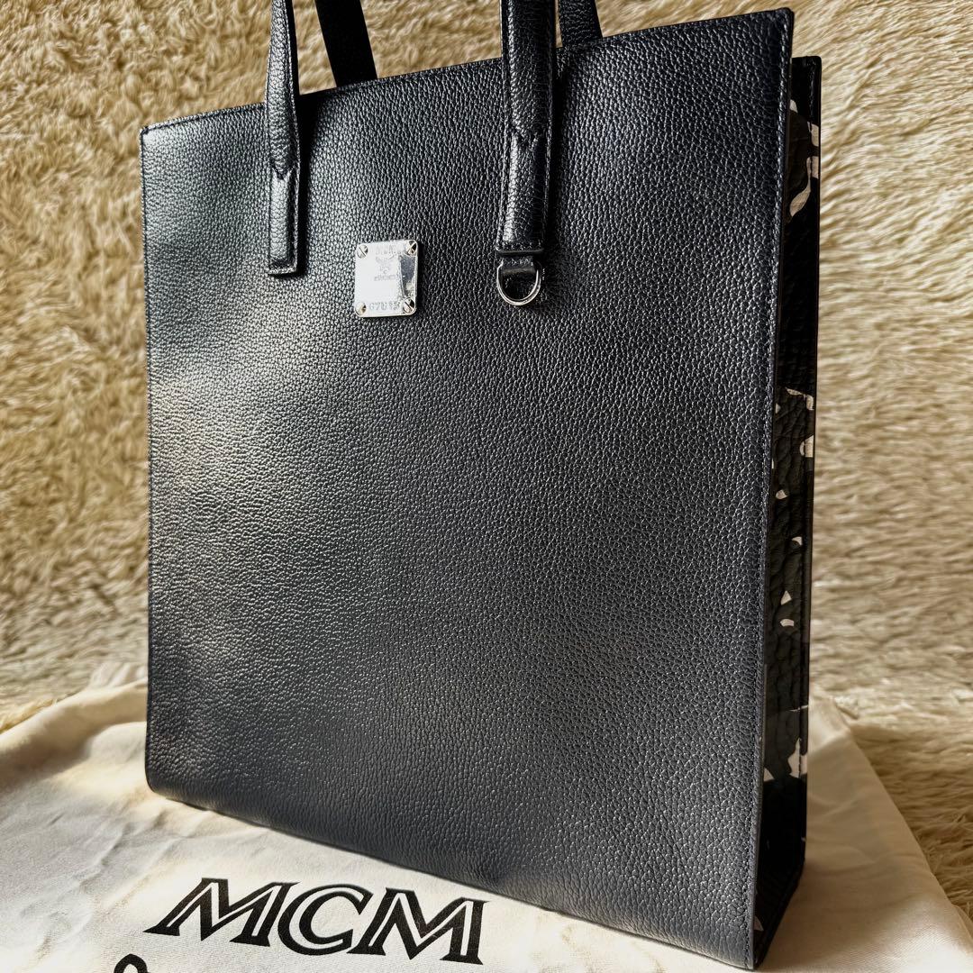 美品　MCM トートバッグ　A4 カモフラ　ロゴ　プレート　レザー　ネイビー