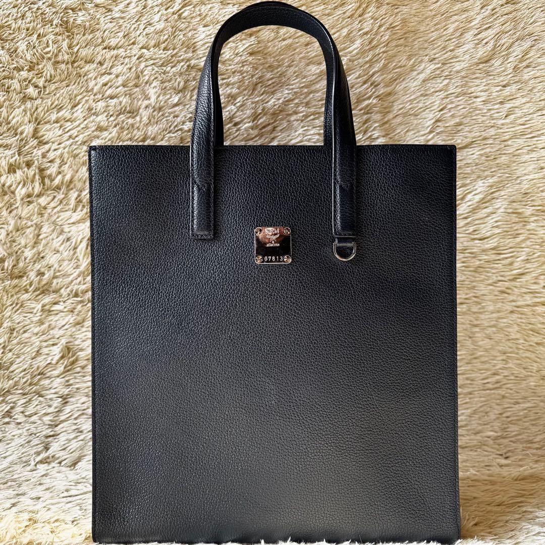 美品　MCM トートバッグ　A4 カモフラ　ロゴ　プレート　レザー　ネイビー