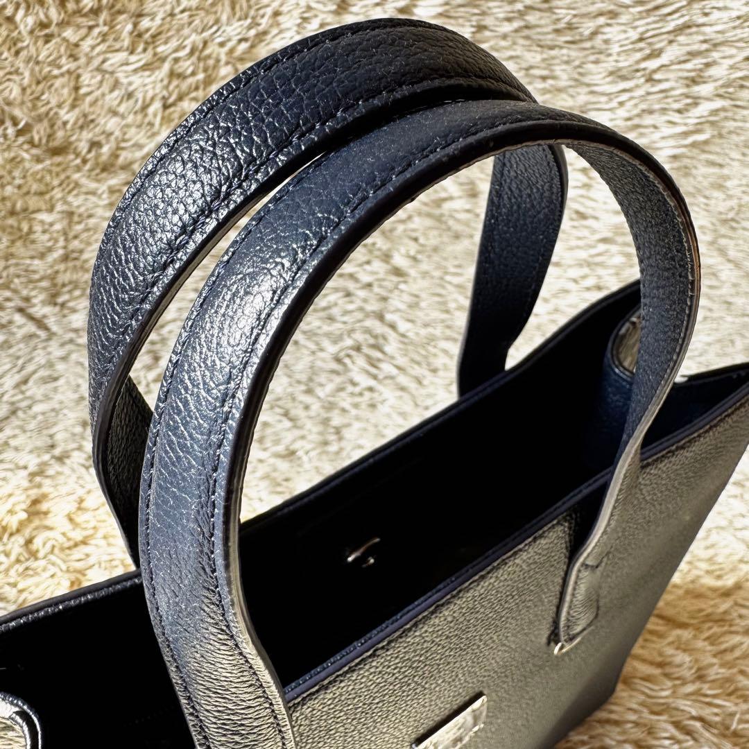 美品　MCM トートバッグ　A4 カモフラ　ロゴ　プレート　レザー　ネイビー