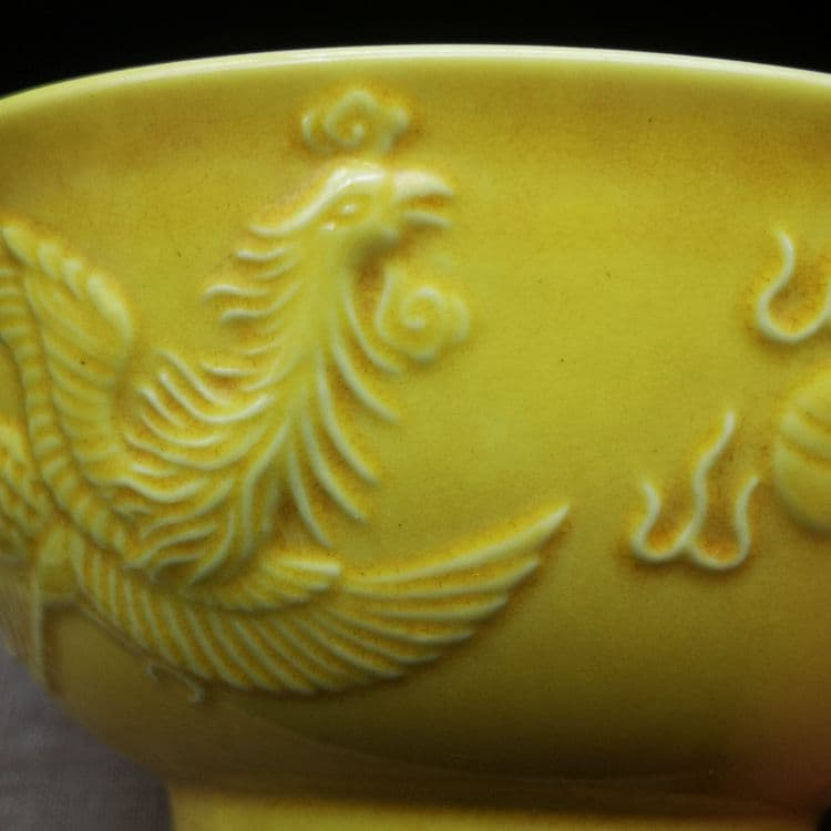 明弘治黄釉彫龍鳳呈祥紋茶碗 景徳鎮 陶磁器 装飾品 工芸品 美術品 置物