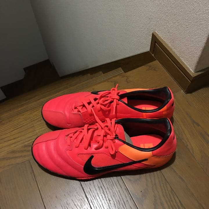 初めまして、新品未使用のナイキのフットサルシューズです、