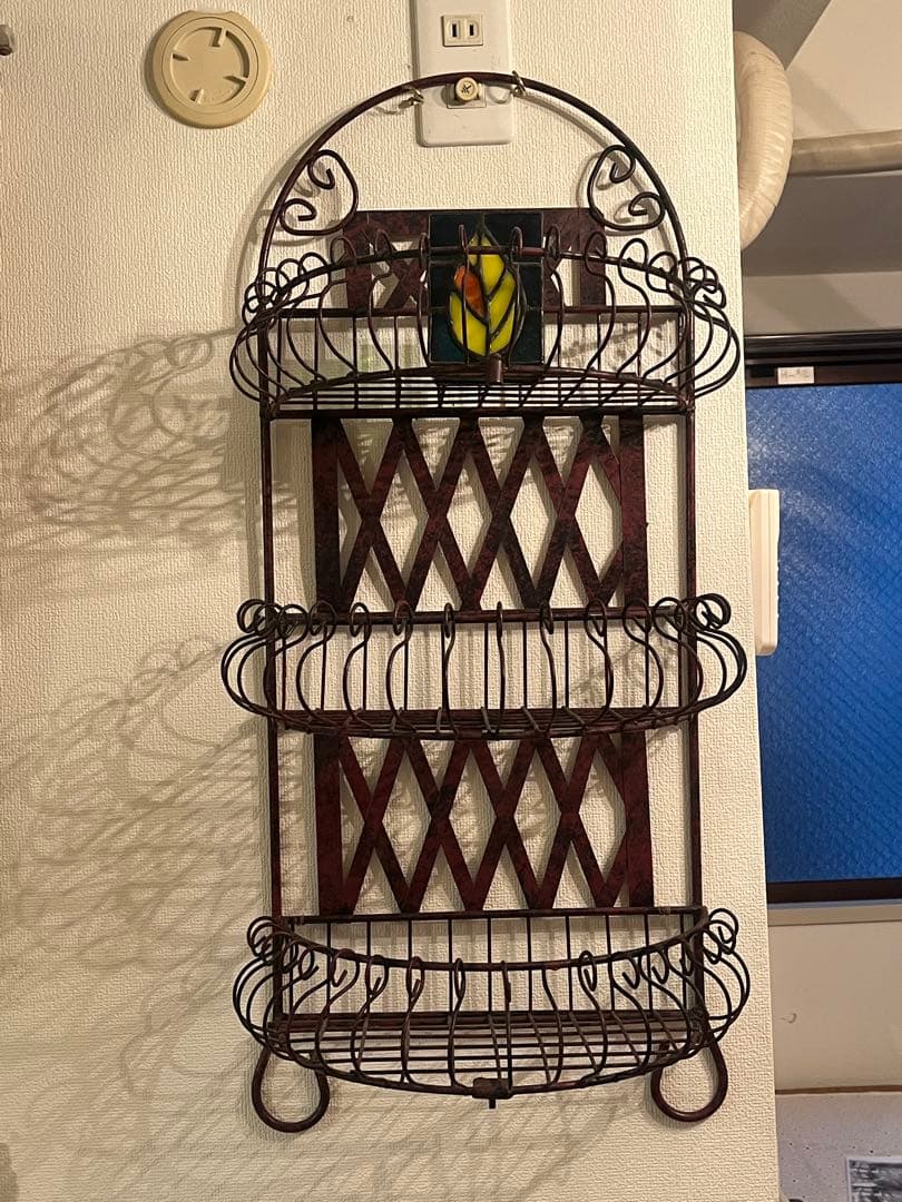 アンティーク ダークレッドの3段壁掛けラック