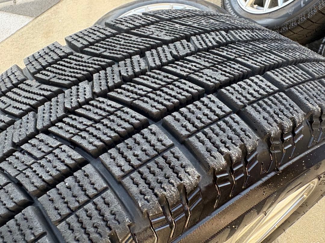 【年末年始セール】［バリ溝] 16インチ　スタッドレスタイヤ　1シーズンのみ使用