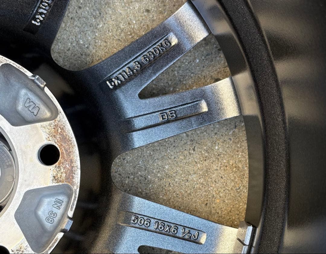 【年末年始セール】［バリ溝] 16インチ　スタッドレスタイヤ　1シーズンのみ使用