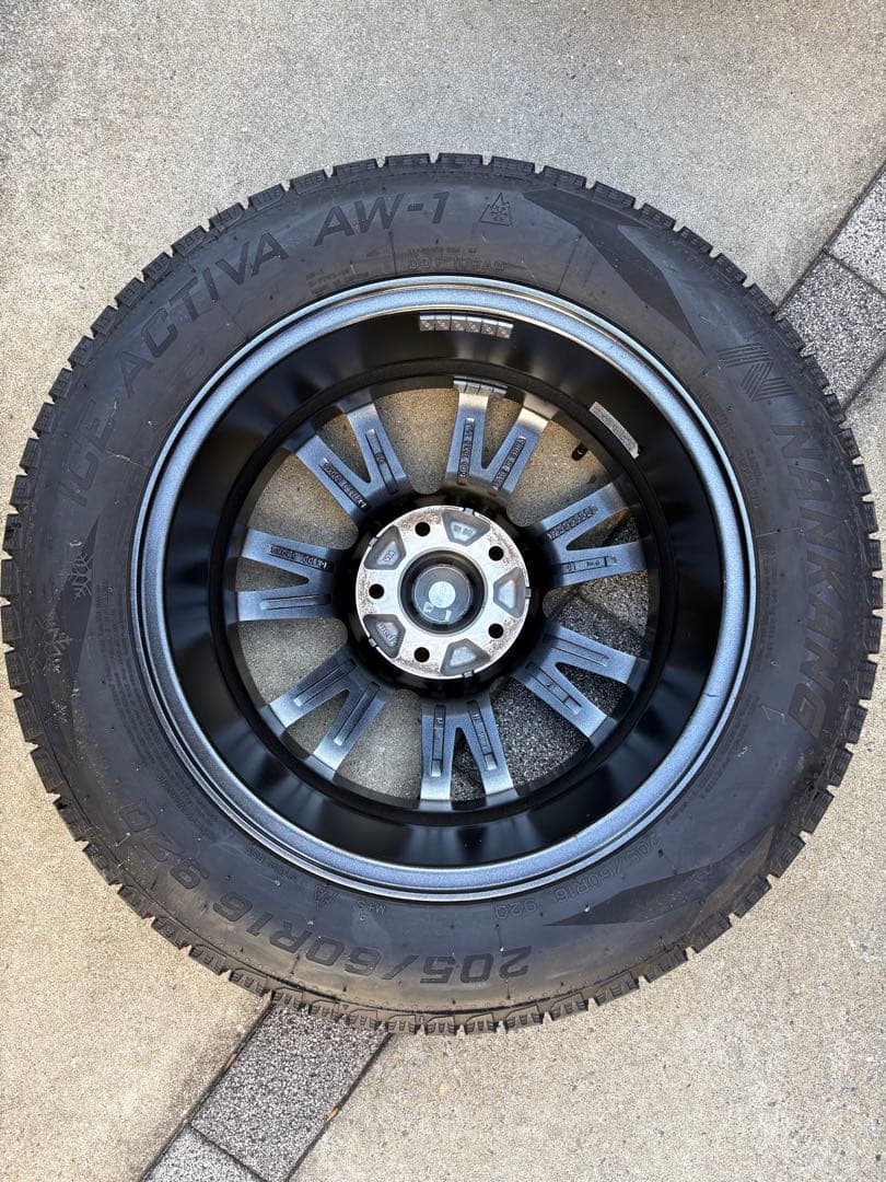【年末年始セール】［バリ溝] 16インチ　スタッドレスタイヤ　1シーズンのみ使用