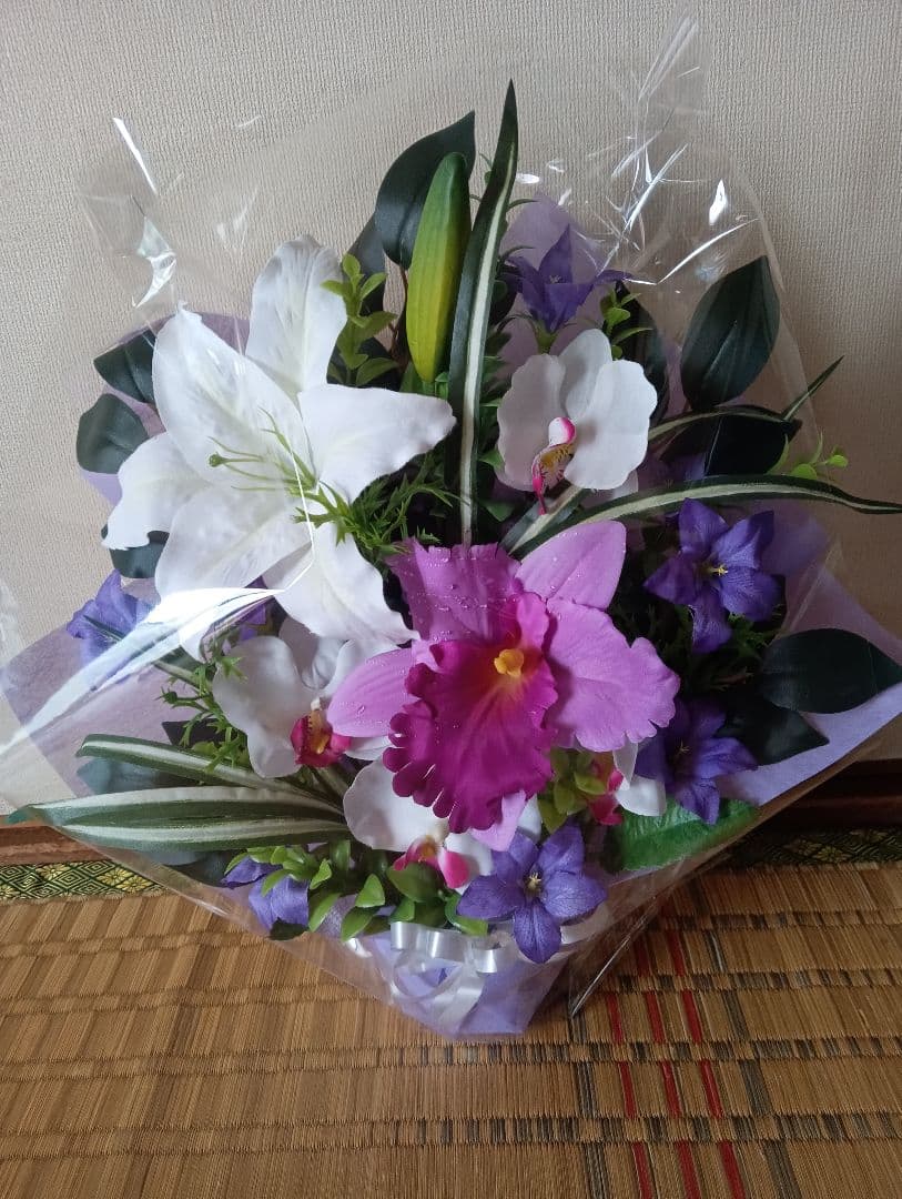 御供え花　仏花　造花　法事、初盆、カトレア、百合アレンジ