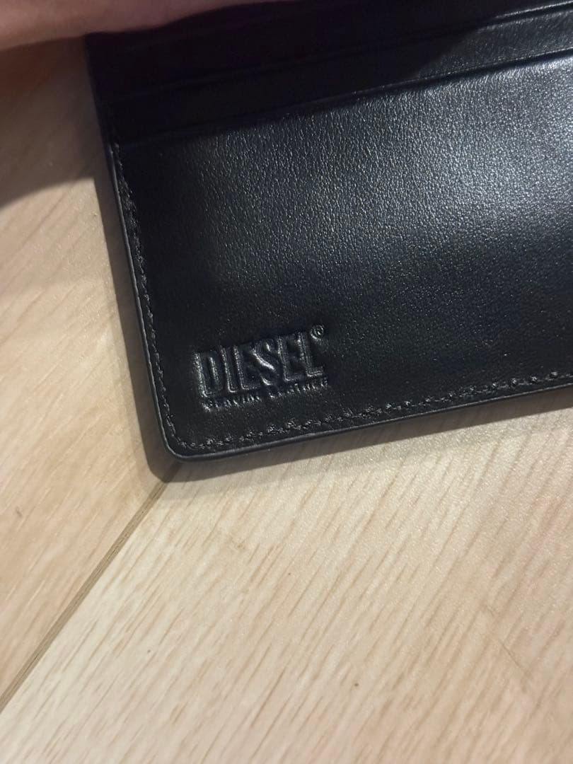DIESEL黒のレザー二つ折り財布 ロゴ入り