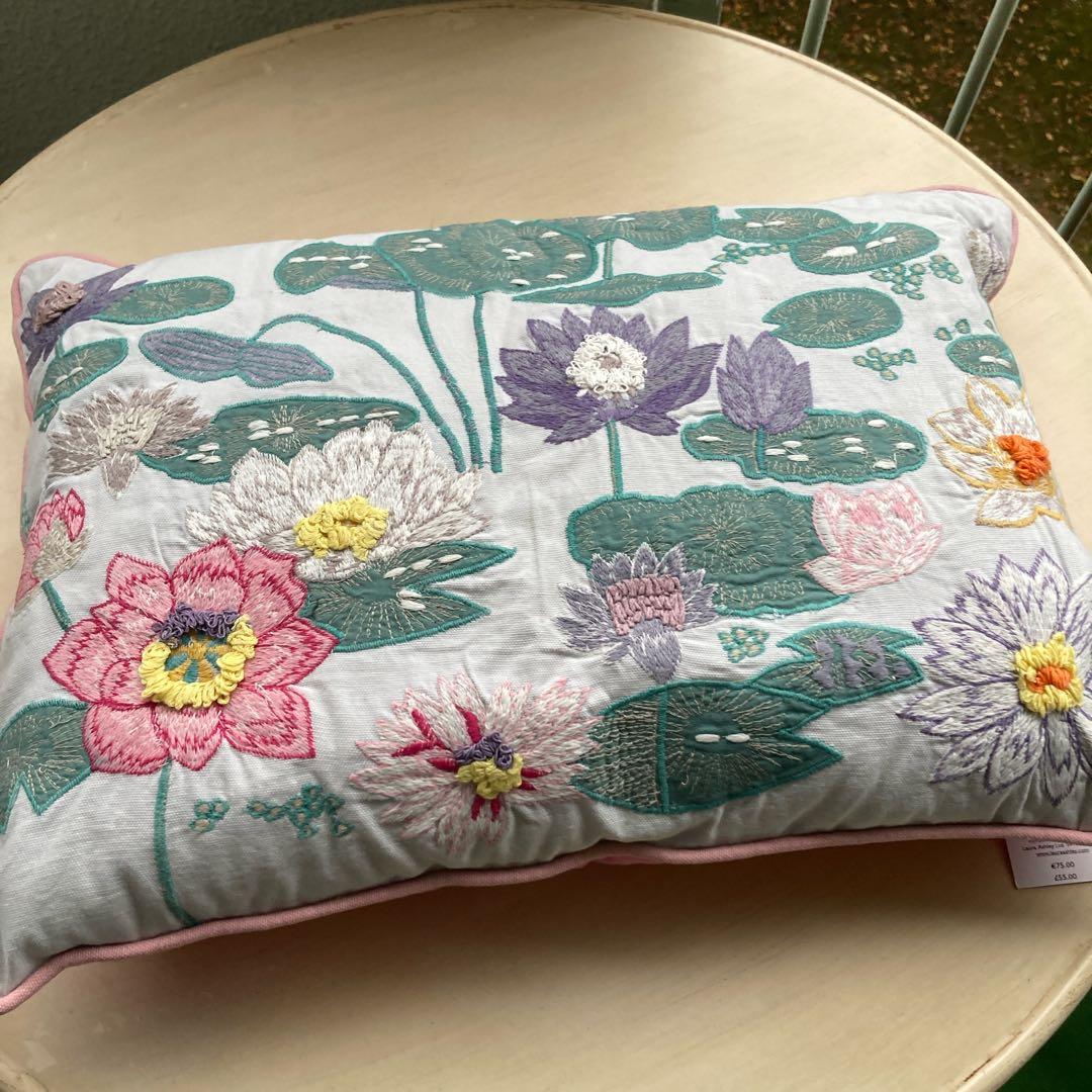 イギリス輸入：ローラアシュレイ新品 まくらクッション　刺繍アプリケ
