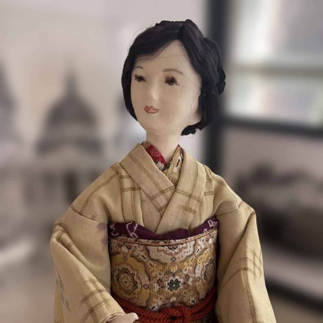 薄い黄色の着物の人形