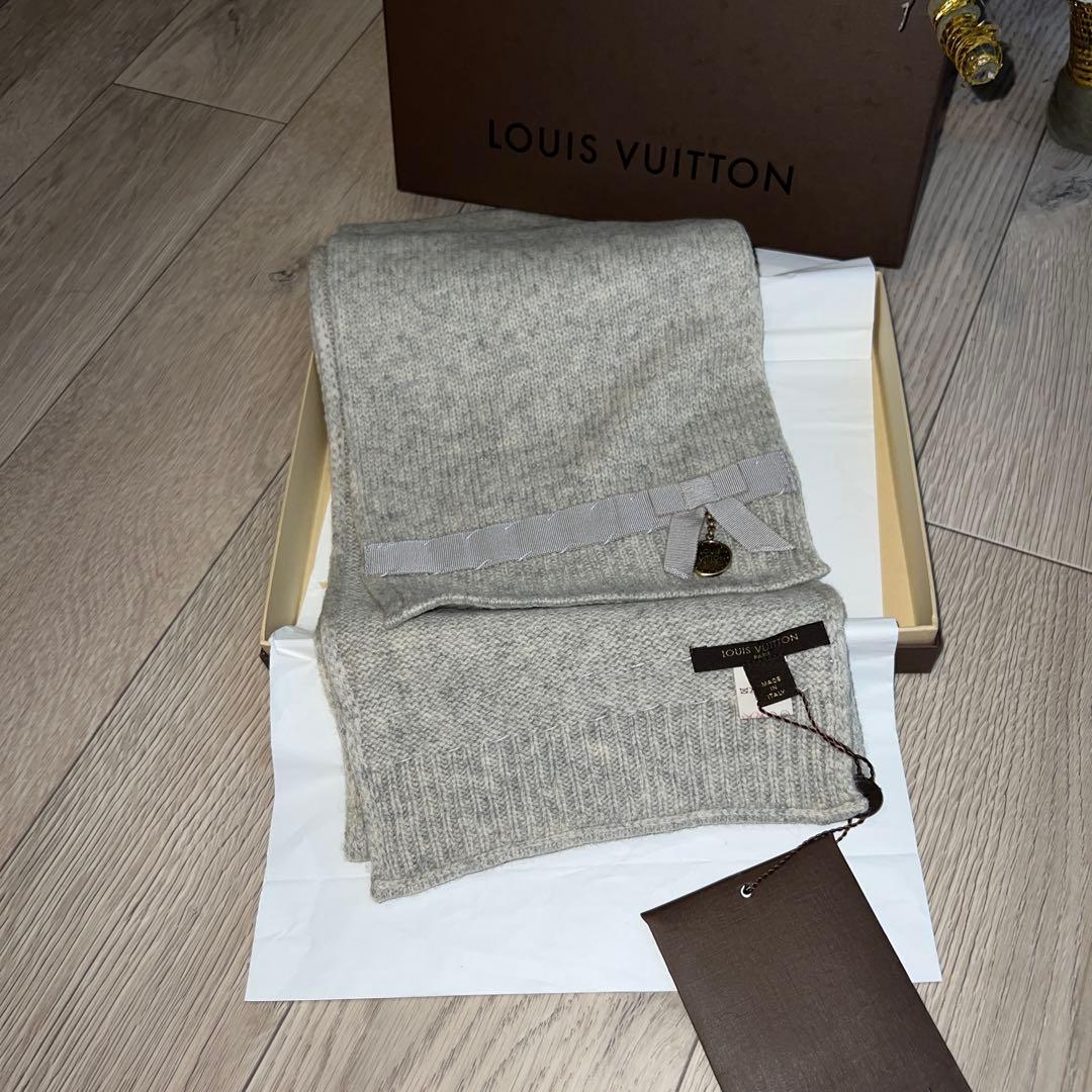 新品、未使用！LOUIS VUITTON グレー マフラーチャーム付き
