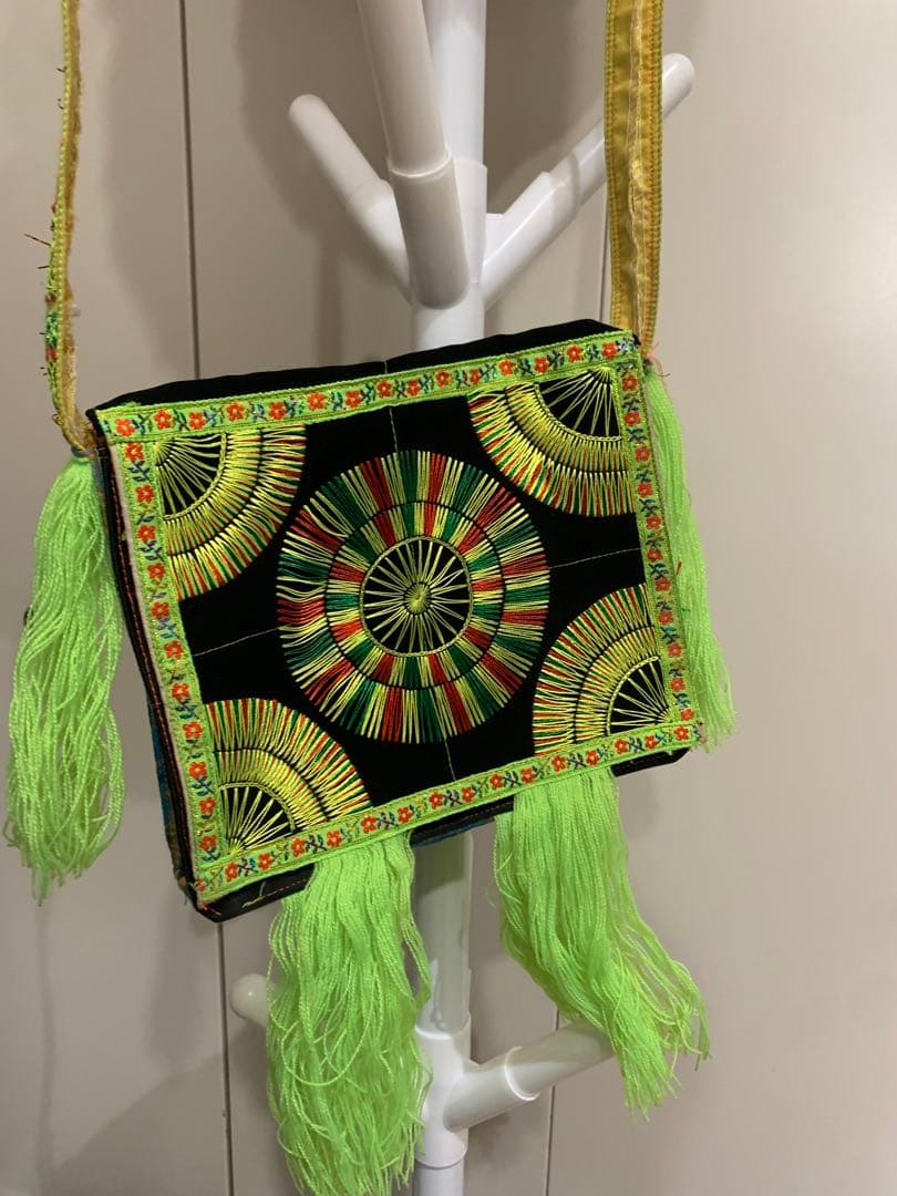 *ベトナムの少数民族ヌン族（Nùng）**の 伝統的な手刺繍の布バッグです。
