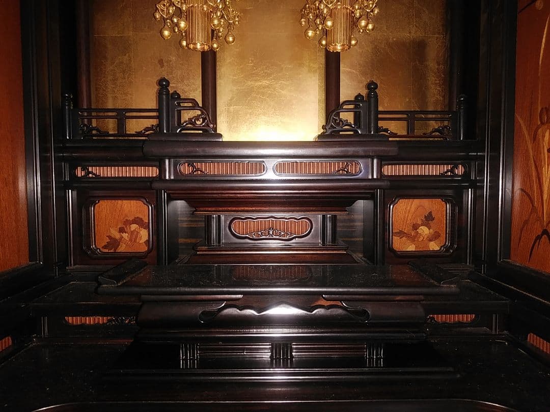 黒檀のお仏壇と仏具各種、漆塗り絹張り手描き絵お盆提灯(みのじ製岐阜提灯)一対