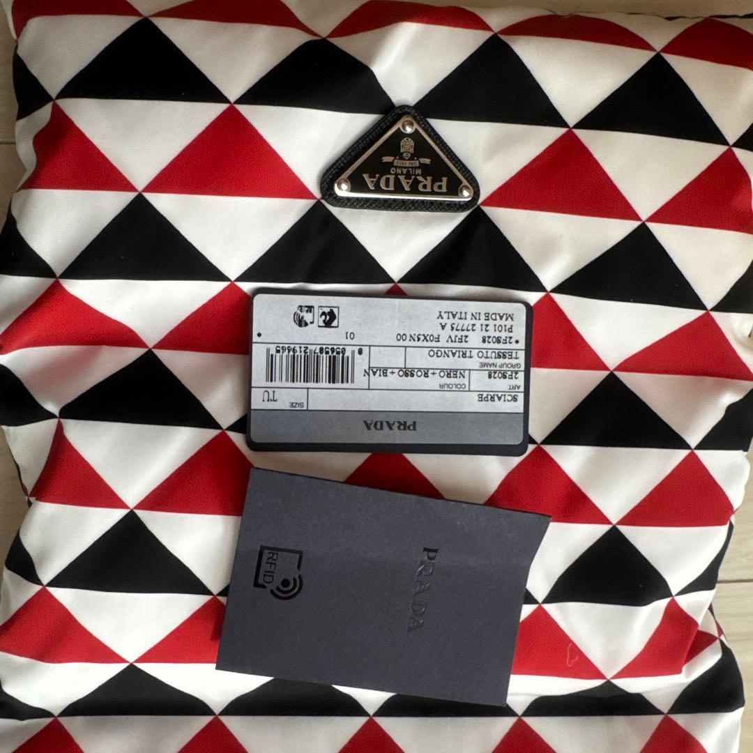 PRADA ダイヤモンドパターンマフラー