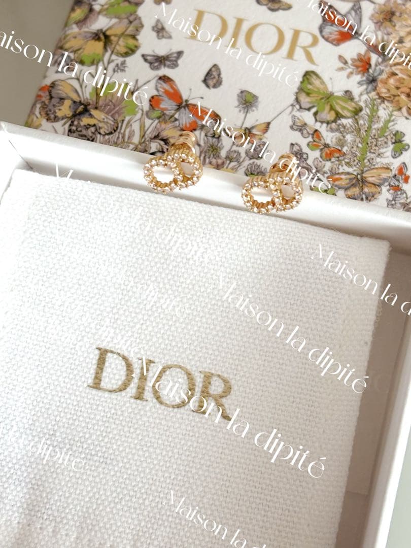 Dior CDロゴが目を惹く、タイムレスで上品な大人気ピアス