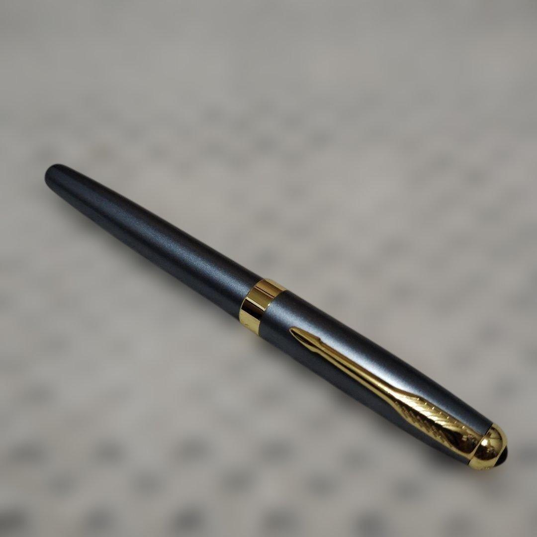 グレーの金属製万年筆