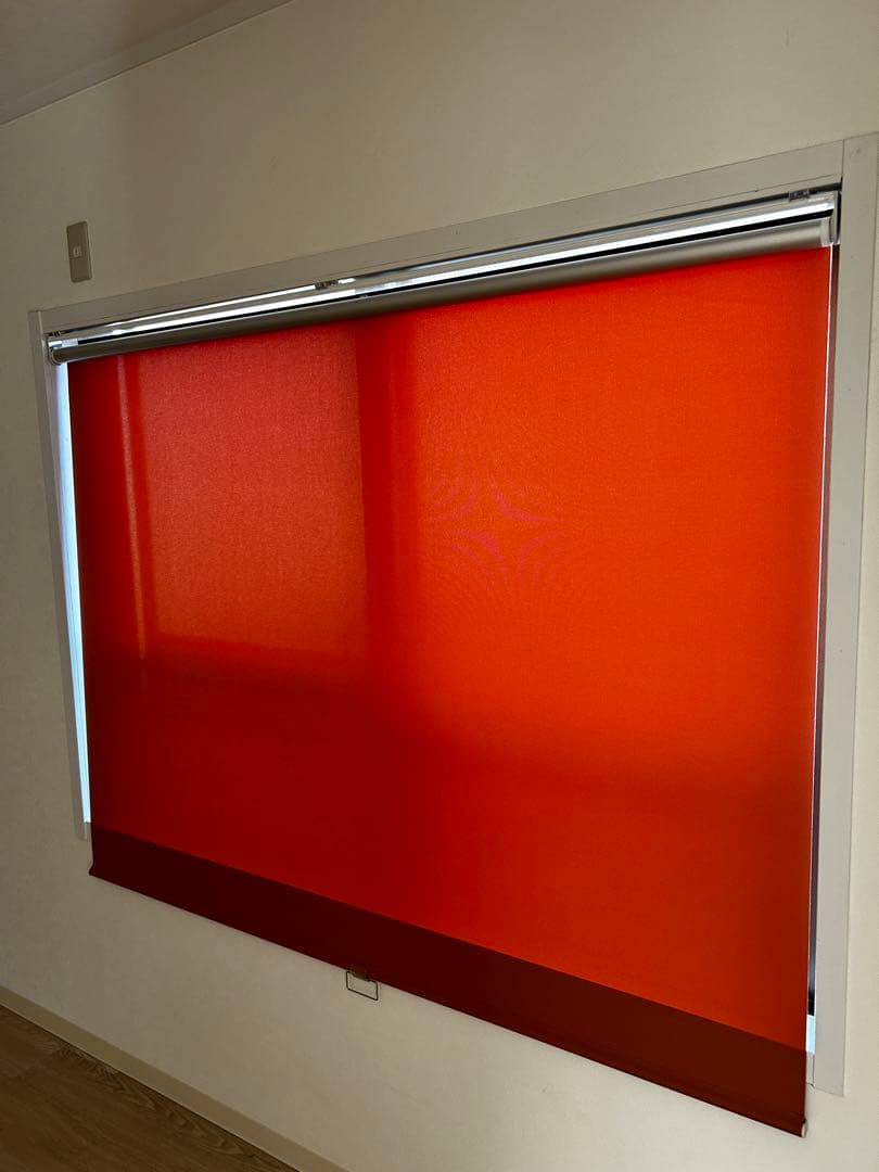 オーダーメイド　オレンジ　手動ロールスクリーン 壁面取り付け