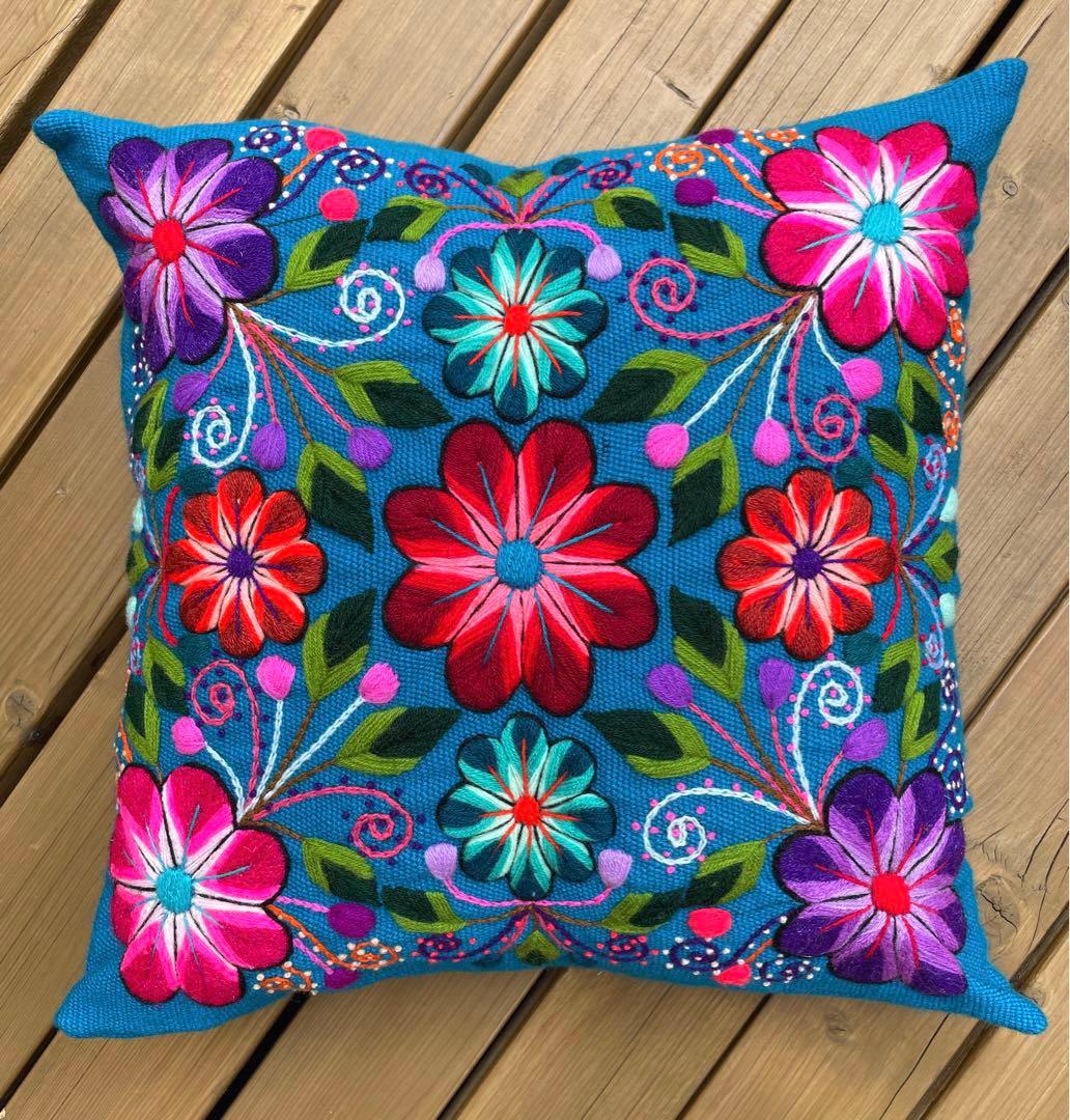 ペルーの手作り刺繍　アルパカブレンド　クッションカバー　伝統的な刺繍　45x45