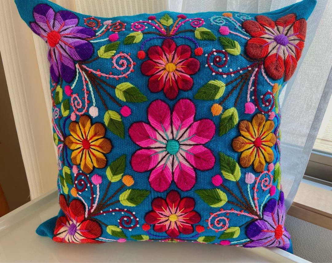 ペルーの手作り刺繍　アルパカブレンド　クッションカバー　伝統的な刺繍　45x45