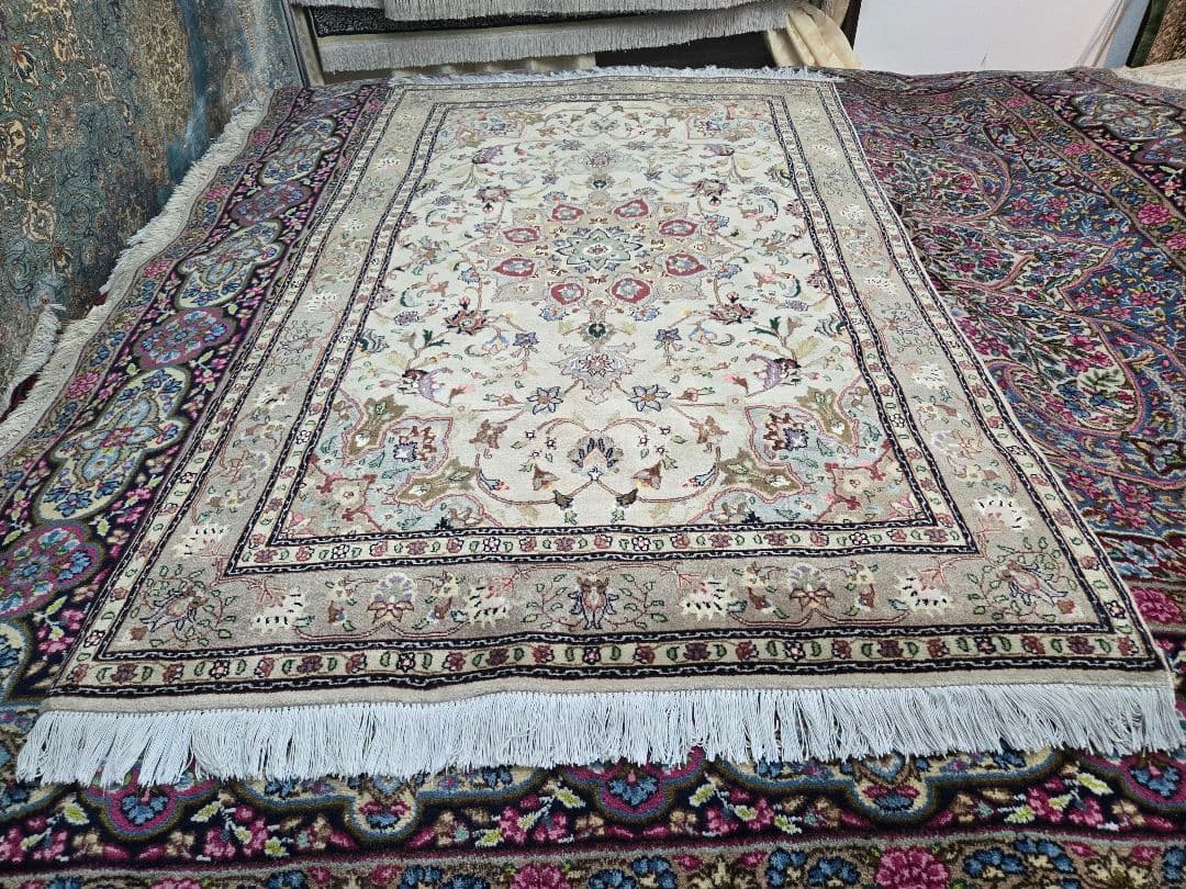 ペルシャ絨毯100%手織り素材シルクとウールタブリーズ産 約160x100cm