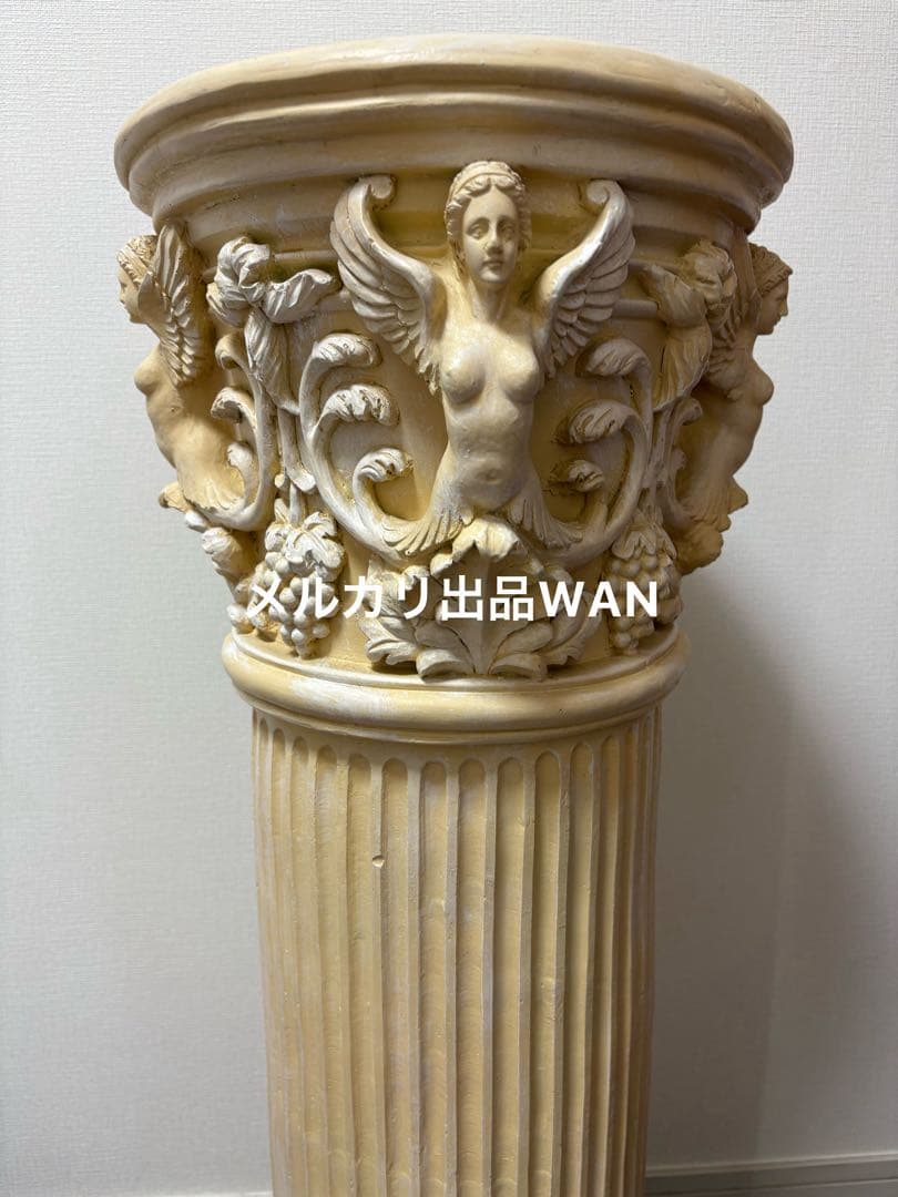 神殿のような装飾的コリント式柱