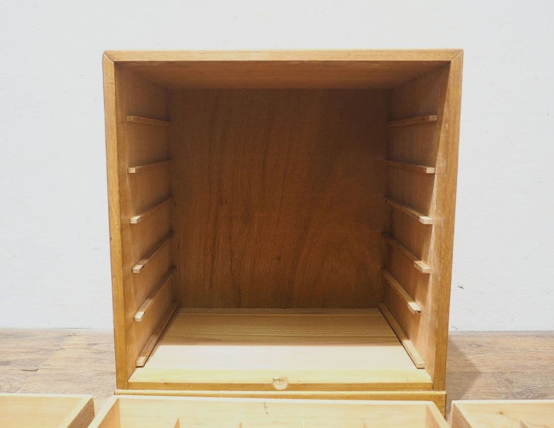 1410 ②レトロなミシン糸のガラスケース　収納棚　コレクション　ヴィンテージ