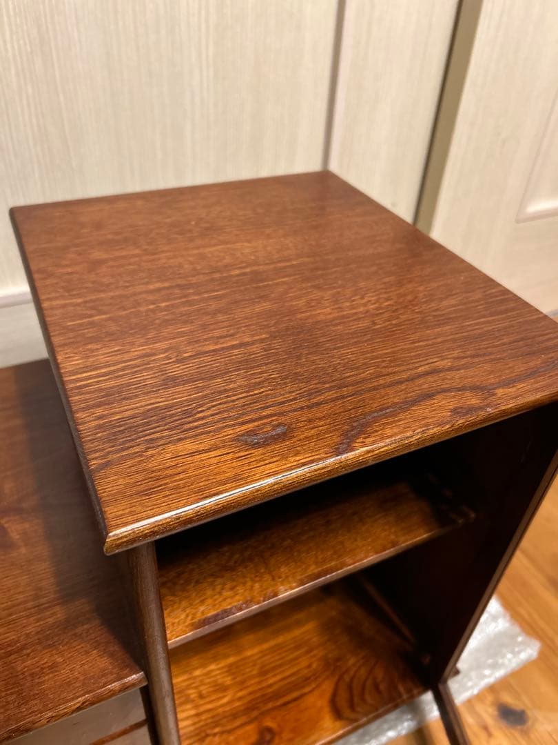 アンティーク　段違い　木製キャビネット ガラス扉付き 小引き出し3段