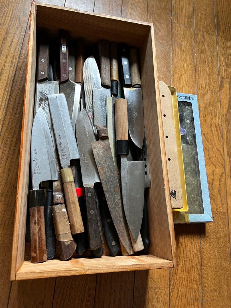 包丁まとめて約4.5kgで、包丁は30本以上あります。
