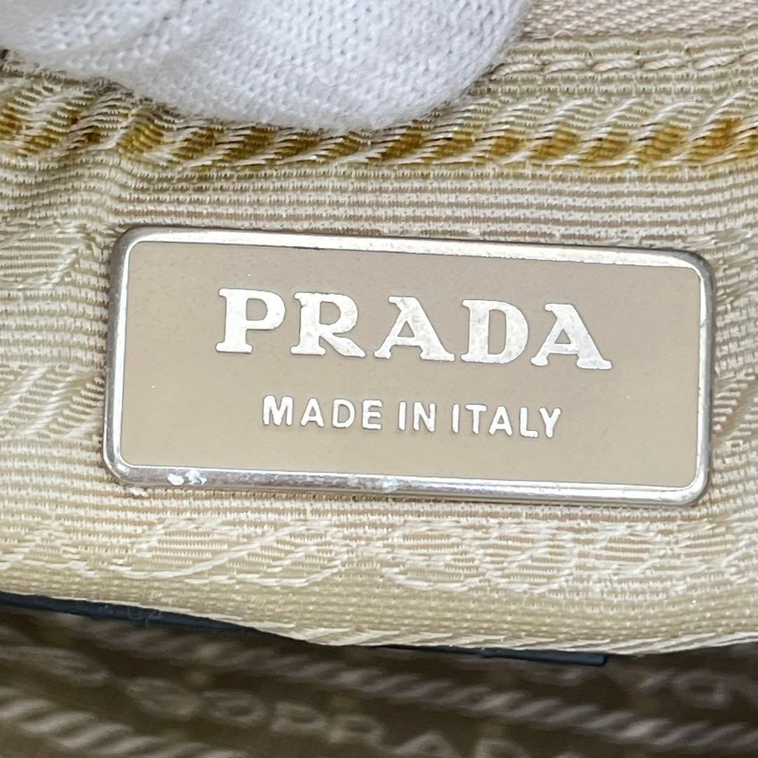 PRADA トートバッグ 肩掛け トライアングルロゴ パンチングレザー 白